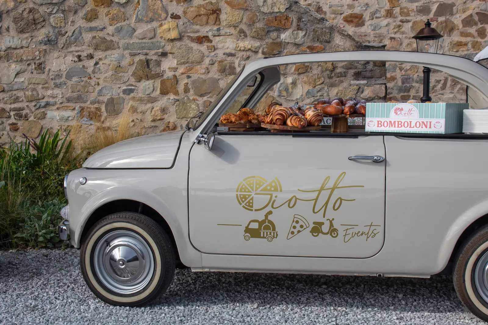 La Fiat 500 di Giotto Eventi allestita con i bomboloni
