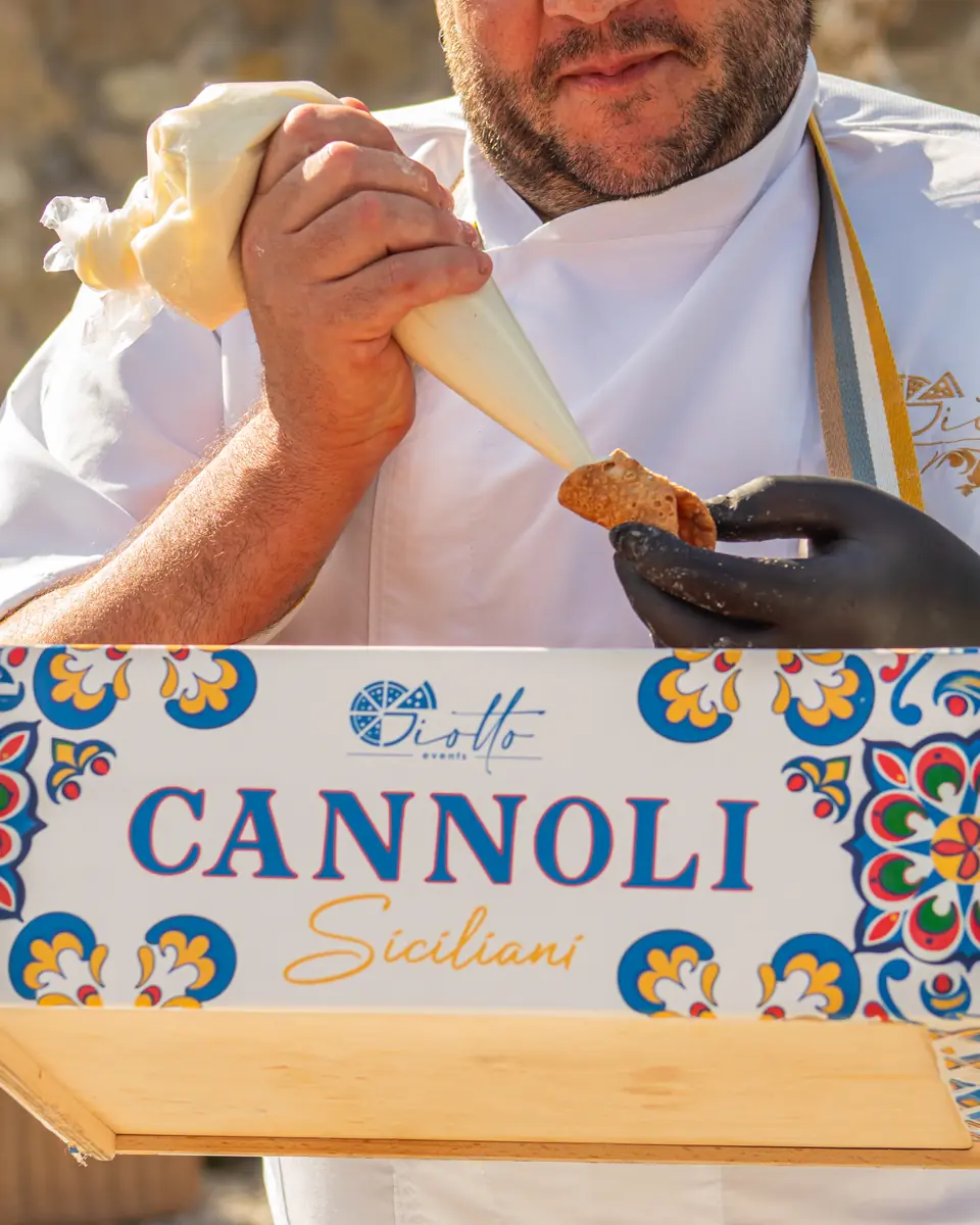 Cannoli siciliani riempiti al momento