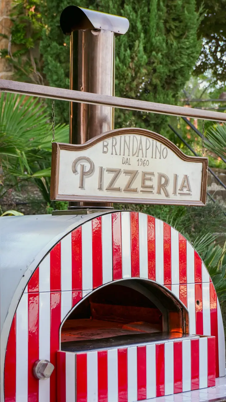 Il forno Pizzapino a righe bianche e rosse