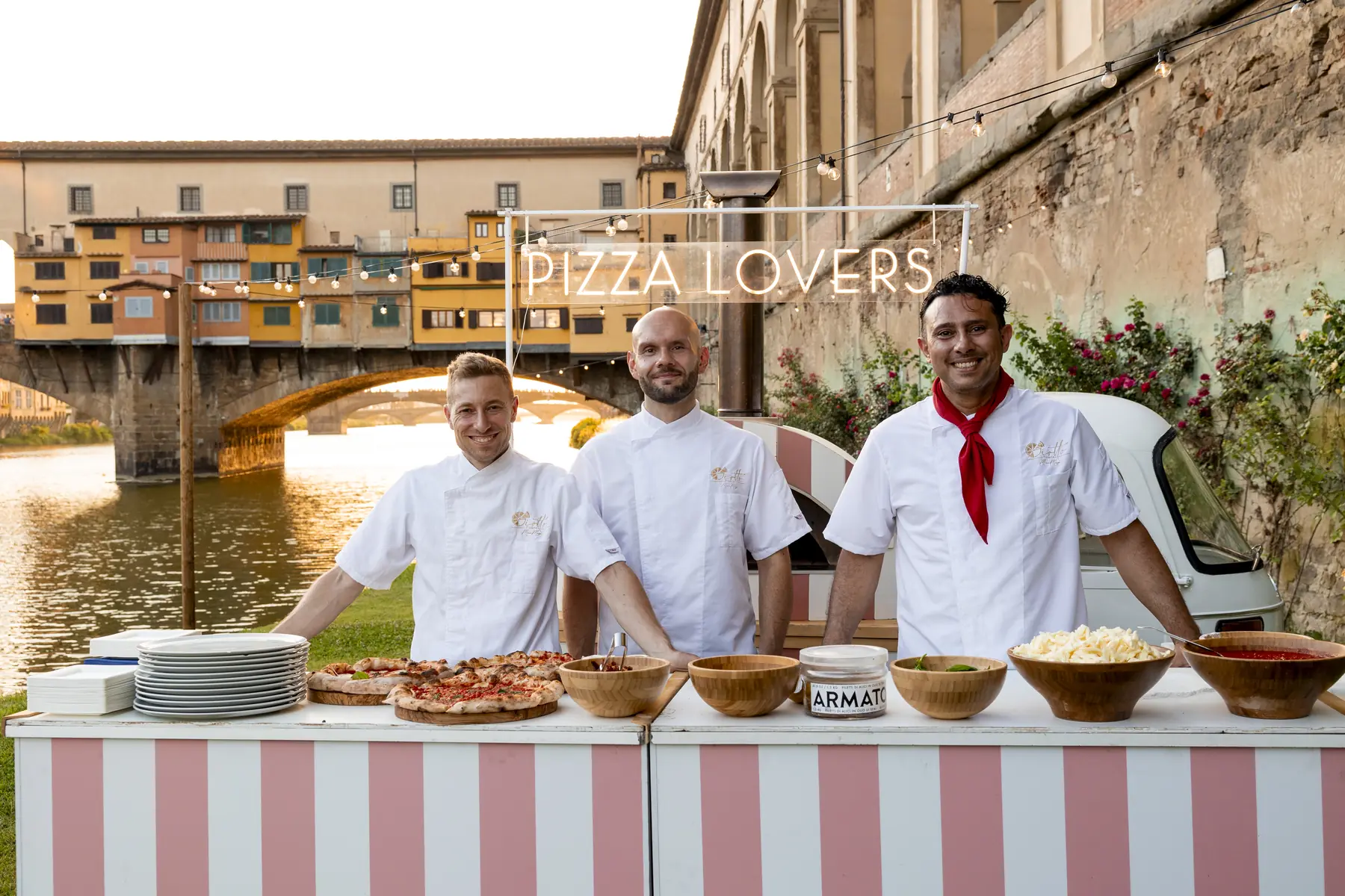 I pizzaioli di Giotto a un evento sul Lungarno con vista su Ponte Vecchio