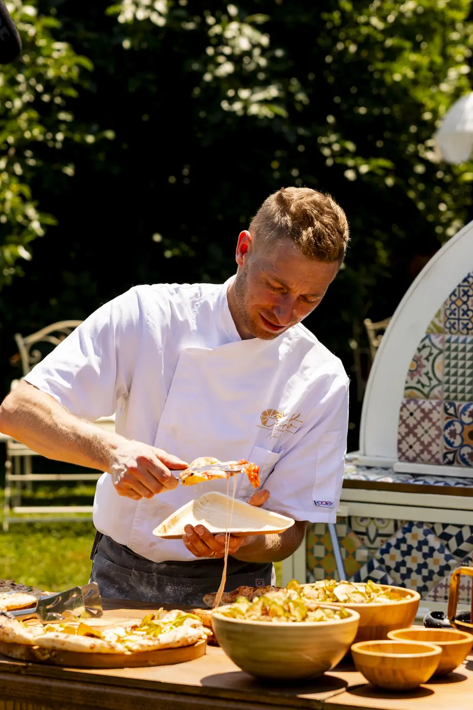 Marco Manzi prepara le pizze durante un matrimonio in villa