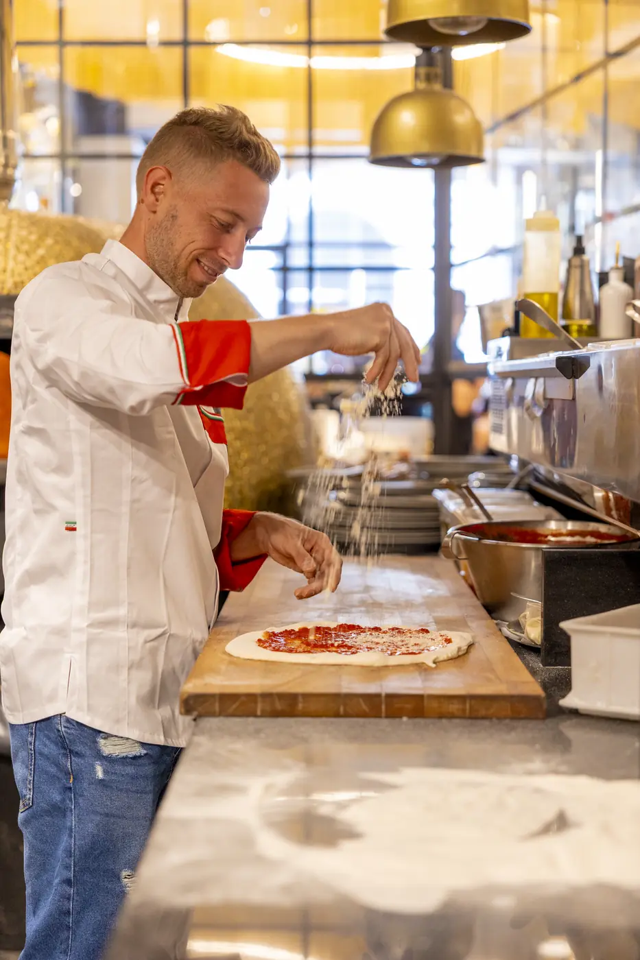 Marco Manzi al banco della pizzeria Giotto
