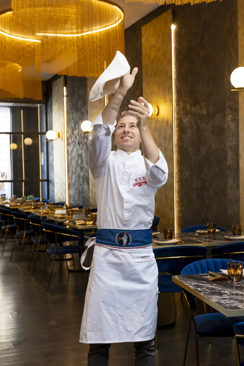 Marco Manzi lancia un disco di pasta in sala