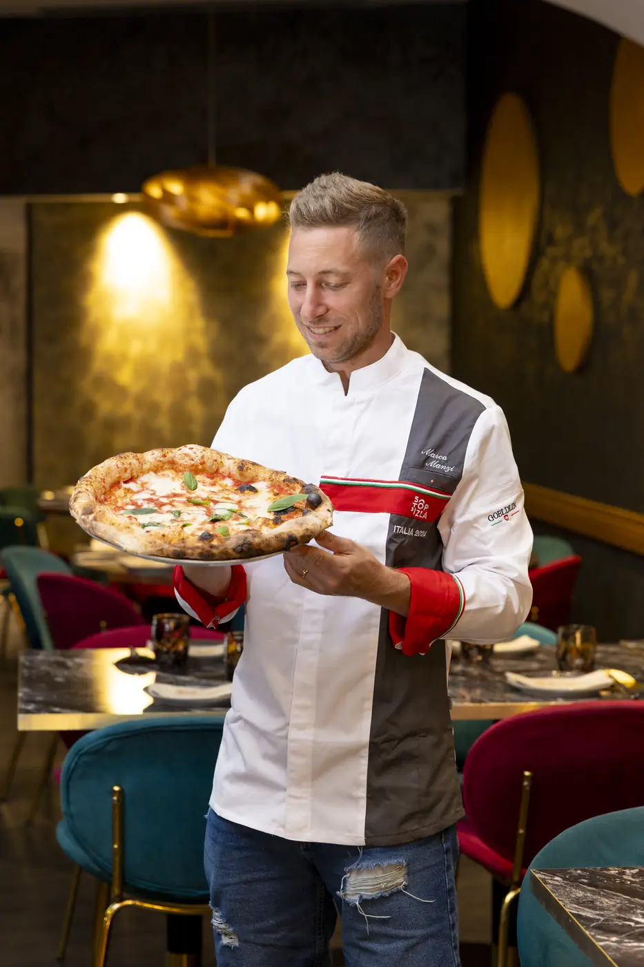 Marco Manzi con una pizza margherita appena sfornata
