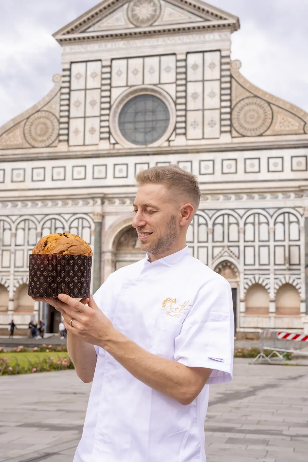 Marco Manzi davanti alla basilica di Santa Maria Novella con un panettone
