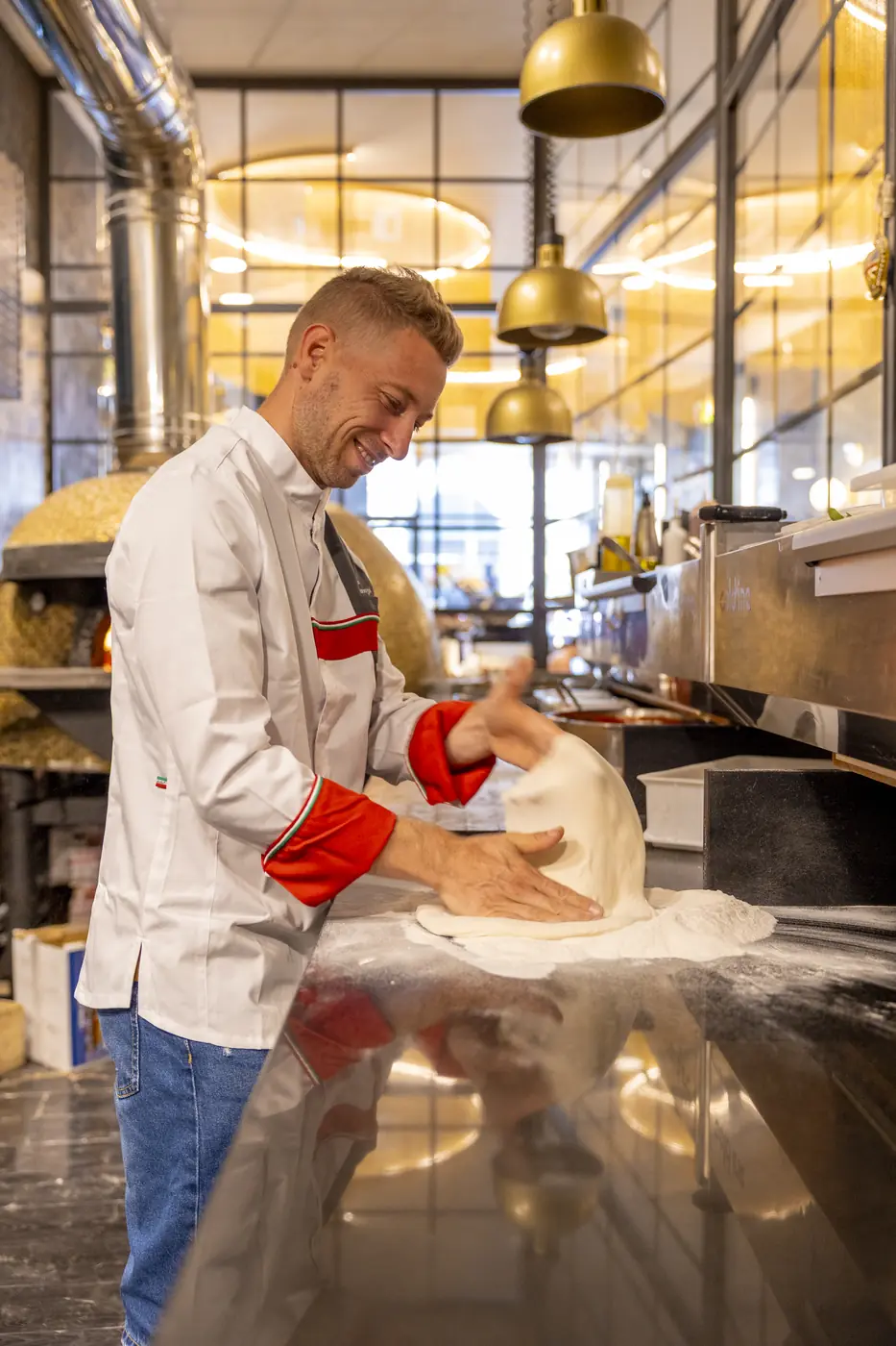 Marco Manzi stende una pizza al banco
