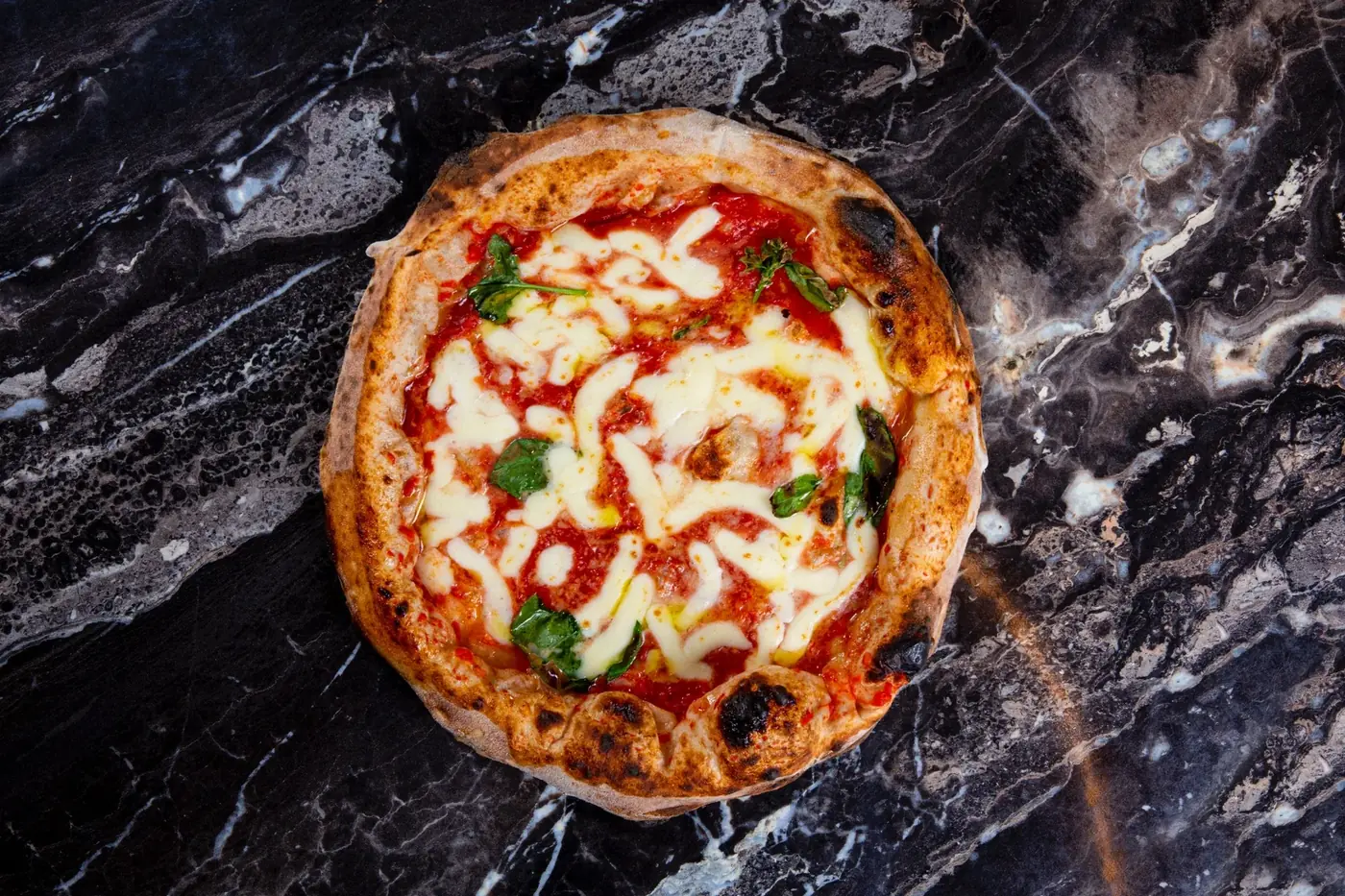 Una pizza margherita di Giotto vista dall'alto
