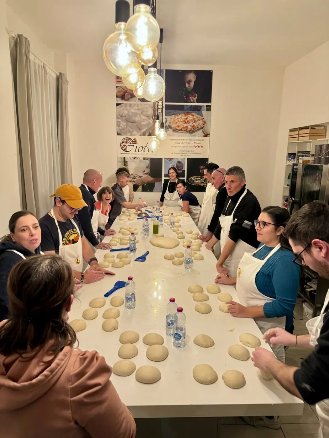 Una classe della Scuola Mani in Pasta al lavoro sugli impasti