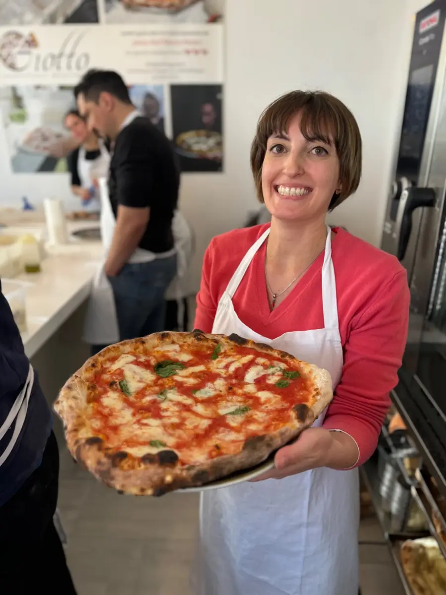 Una corsista mostra la sua pizza napoletana